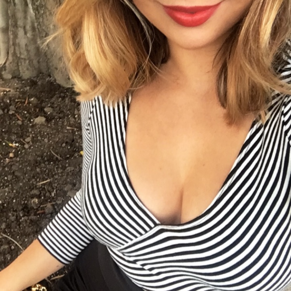 Cropped crossed-body top, stripped/ black & white